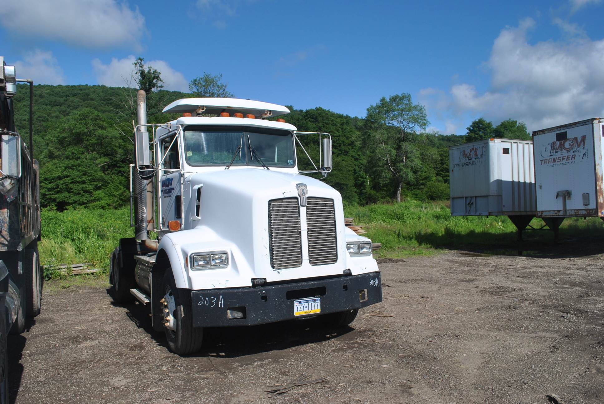 1995 KENWORTH SINGLE AXLE DAY CAB TRUCK, MODEL M11370; W/CUMMINS