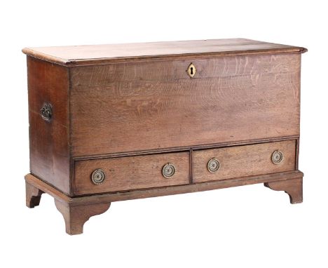 A late 18th-century mule chest with a hinged cover opening to reveal a drawer-fitted interior with a sliding lock mechanism. 