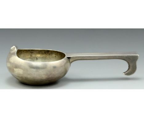 A Russian 84 silver Kovsh, Moscow, 1884. Length: 13.5 cm. Weight: 94 grams. Hallmarked, dated and carries the marker's initia
