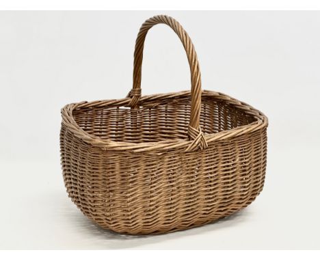 A good quality vintage wicker basket. 38x33x40cm