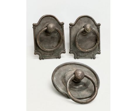 A set of Early/Mid 20th Century bronzed brass door pulls and matching door knocker. 12x18cm. 16cm