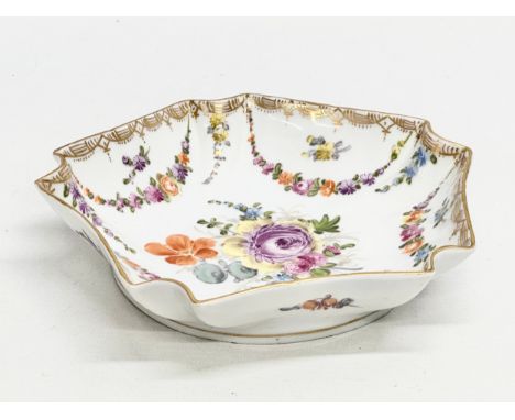 R. Grossbaum &amp; Söhne. A Late 19th Century hand painted bowl. Circa 1890-1914. By R. Grossbaum &amp; Sohne. 19x18x4cm.