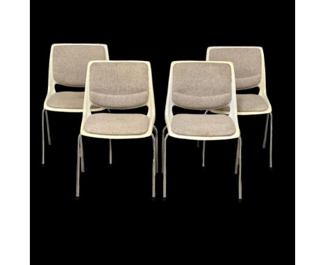 Bendt Winge. A set of 4 Norwegian Mid Century “R-48” stacking chairs. Designed by Bendt Winge.