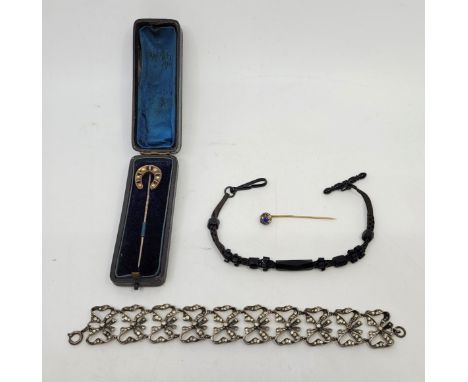 A small collection of late 19th century jewellery, to include; a precious yellow metal, pearl and banded agate set "horseshoe