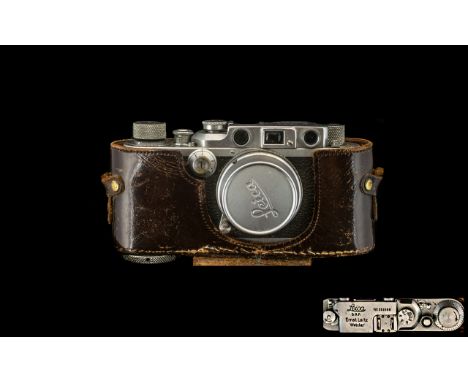 Leica Camera No. 283369 Ernst Leitz Wetzlar 1938 IIIb complete in leather carrying case. In overall good condition.