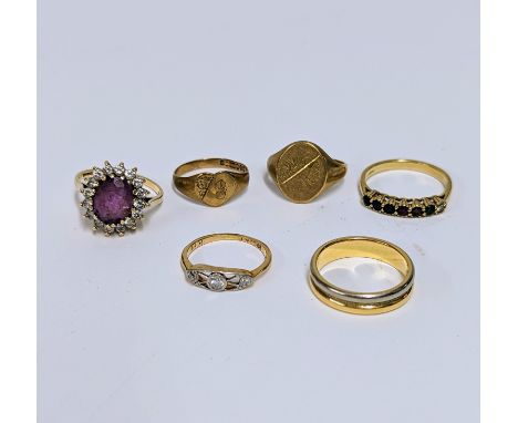 Six rings to include a 9ct yellow gold oval signet ring, a 9ct yellow gold cluster ring set amethyst &amp; paste stones, a 9c