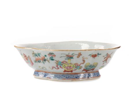 EARLY 20TH CENTURY CHINESE BAJIXIANG BOWL, of shaped oval form, painted with bajixiang (the eight Buddhist emblems) in colour