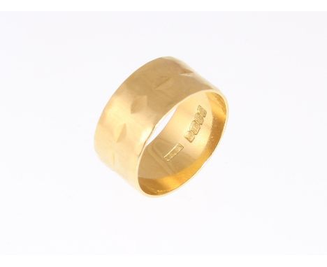 An 18ct H/M patterned wedding ring, approx 5.8gms & size N