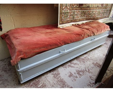 Vintage day bed