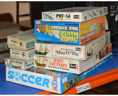 VARIOUS VINTAGE TOYS, MODEL SETS ETC     