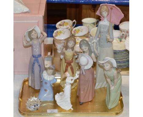 TRAY WITH SWAROVSKI HEDGEHOG, 5 VARIOUS LLADRO FIGURINES, NAO FIGURINE &amp; SMALL ROYAL DOULTON FIGURINE     