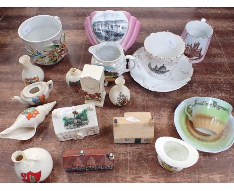 A W.H. GOSS 'FIRST AND LAST HOUSE', 'SHAKESPEARE'S HOUSE' and other crested and souvenir china
