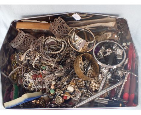 A ROLLED GOLD BANGLE and other jewellery