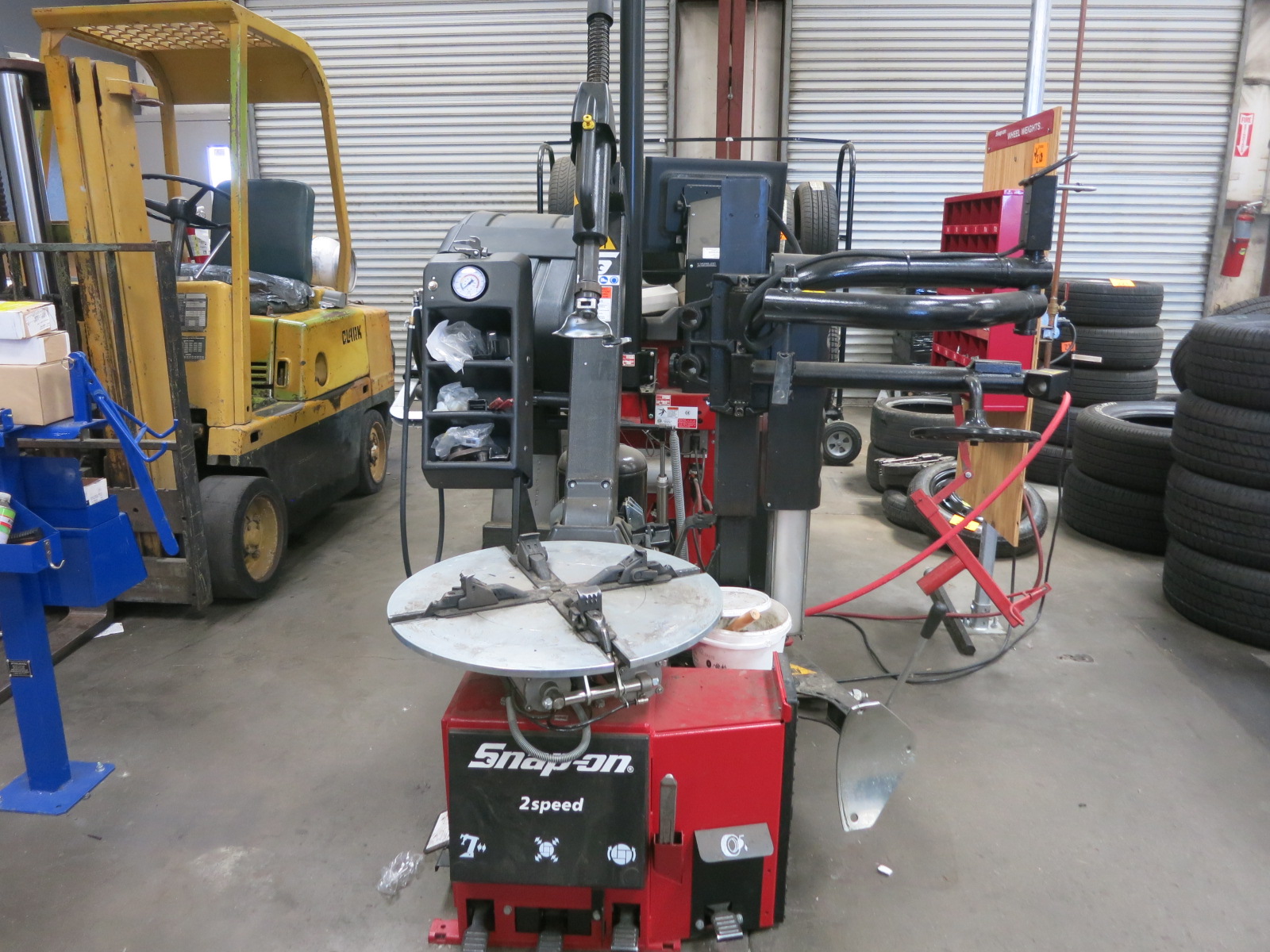 SnapOnEquipment tire changer, model EEWH326A, s/n T14BK012, with