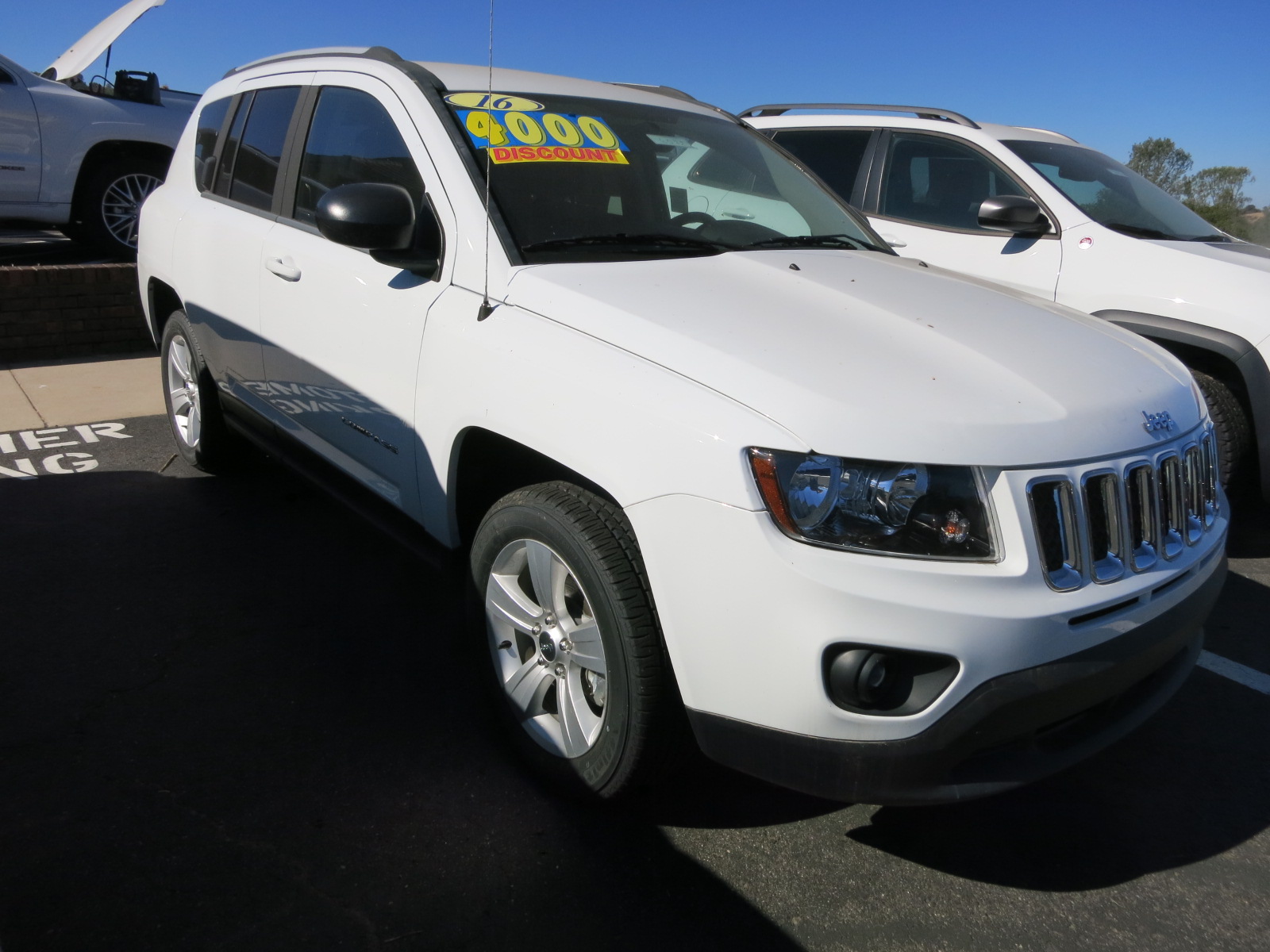 2016 Jeep Compass Sport FWD, 102 miles, VIN 1C4NJCBB8GD502888, Bright