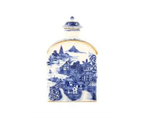 A Chinese Blue and White Tea Caddy , Qing dynasty , 18thcenturyrectangular-section body moulded with ribs rising to a rounded