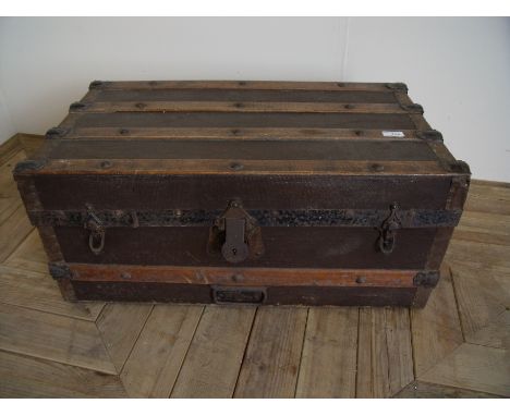 Wooden slatted travelling trunk (72cm x 40cm x 32cm)