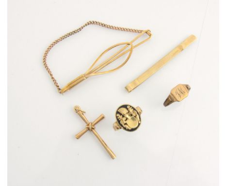 A selection of yellow metal jewellery, including a 9ct yellow gold signet ring, with engraved initial to head, ring size N 1/