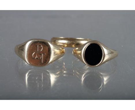 A 9ct gold wedding band, size P, 2.6g, a 9ct gold signet ring, size T, 6.8g, and a 9ct gold and onyx signet ring, size P/Q, 3