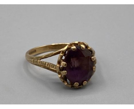 9ct yellow gold and purple Amethyst stone ring, size k1/2, 2.1g