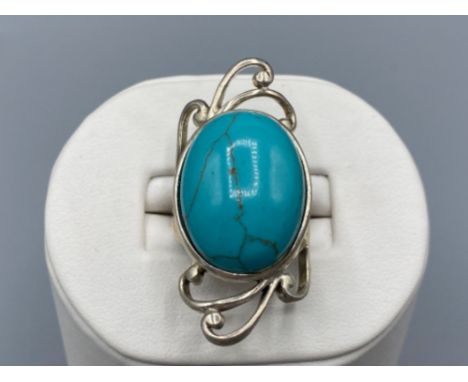 A silver ring with large turquoise cabachon 13g size M