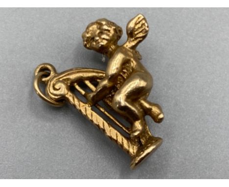 9ct yellow gold cherub playing harp charm - 3.6g