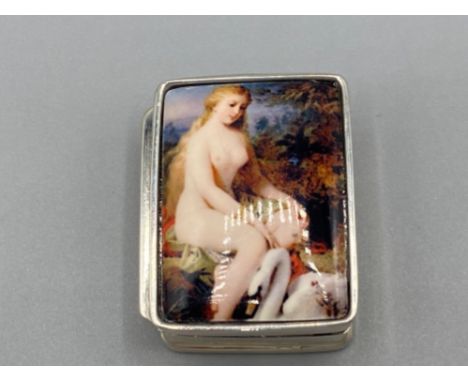 A silver pill box with nude enamel panel 19.7g