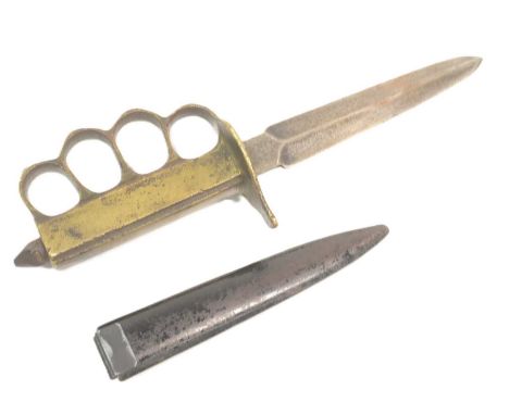 A WWI First World War US United States trench fighting knife dagger. Brass metal hilt with x4 large finger holes and spiked k