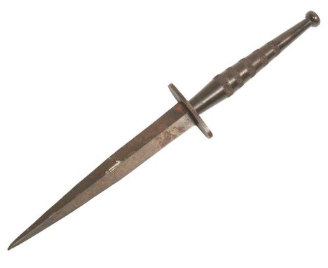 A WWII Second World War unmarked / private purchase Fairbairn Sykes commando knife dagger. Flat button pommel and grip with k