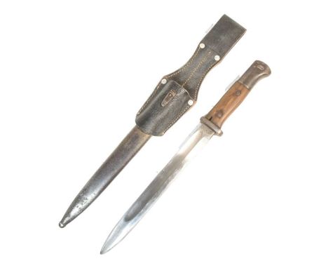 A WWI First World War Imperial German / Prussian Army cut down (trench combat) 98/05 pattern bayonet. Hooked pommel with pres