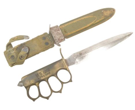 A WWI First World War US United States trench fighting knife dagger. Brass metal hilt with x4 large finger holes and spiked k