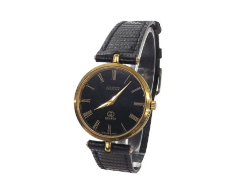 Gucci quartz gold plated gentleman's wristwatch, black dial with Roman numerals, black leather strap, 30mm (6HNAFB) - Conditi