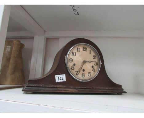 A mantel clock