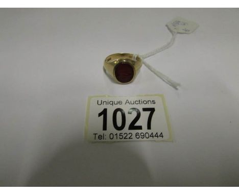 A 9ct gold gentleman's ring set cornelian (6.9gms)