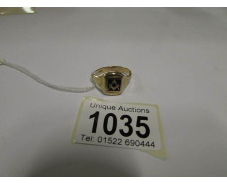 A 9ct gold Masonic ring (6.2gms)