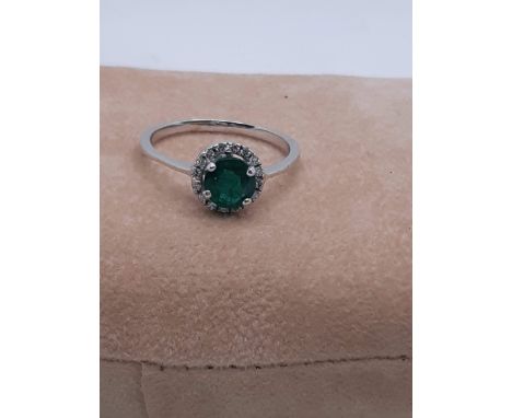 RING IN WHITE GOLD DIAMETER 20.5 MM WITH ROUND EMERALD FROM CTS 1.5, END OF DIAMONDS FOR CTS 0.16 TOT. GRAMS 3.3 - ET40