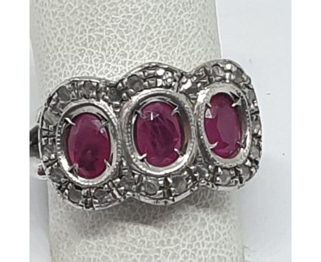 18 K GOLD RING 9.8 WITH 4 CENTRAL OVAL RUBIES FROM APPROXIMATELY 1.12 TOTAL CTS AND ROSETTE DIAMOND SIDE DISH - MATB3