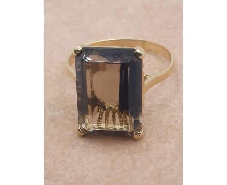 18K GOLD RING WITH YELLOW RECTANGULAR HARD STONE (1X 1,5 CM). SIZE 15. GRAMS 3.95 - STE11