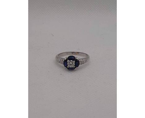 18K WHITE GOLD RING, 17.5 MM DIAMETER WITH 4 SAPPHIRE SHUTTLES (CTS 0.30), CENTRAL BRILLIANT (CTS 0.30) AND DIAMONDS ON THE L