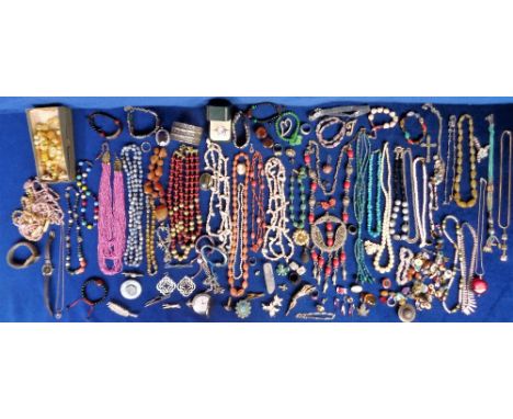 Jewellery, a collection of 100+ items of costume jewellery to include necklaces, bracelets, rings, earrings, brooches, watche