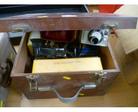 BROWNIE 8 MOVIE CAMERA AND MOVIE LIGHT WITH 2 BULBS