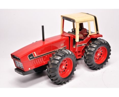 Ertl 1/16 farm model issue comprising International 'Snoopy' 3588 2+2 Tractor, displays good and looks to be without fault.