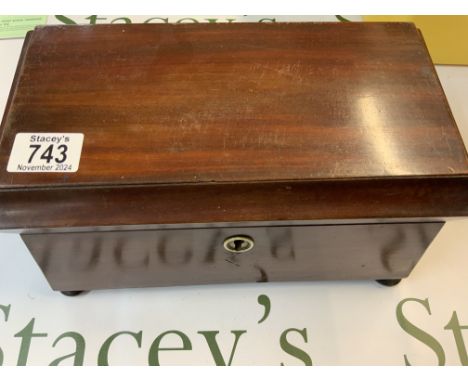 A Victorian mahogany tea caddy. (D)