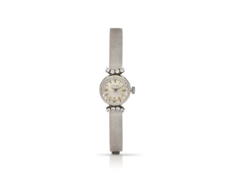  Longines. A Ladies fine 18k white gold bracelet watch with matching 18k white gold bracelet Case No. 40702, 1960s Cal.320, m