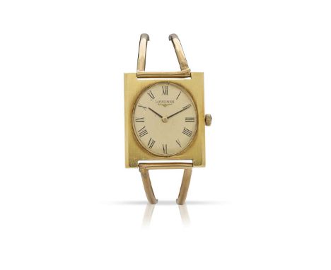  Longines. An 18k gold mechanical rectangular wristwatch on 9k gold bracelet Ref.8094-10, Case No.040681, London import mark 