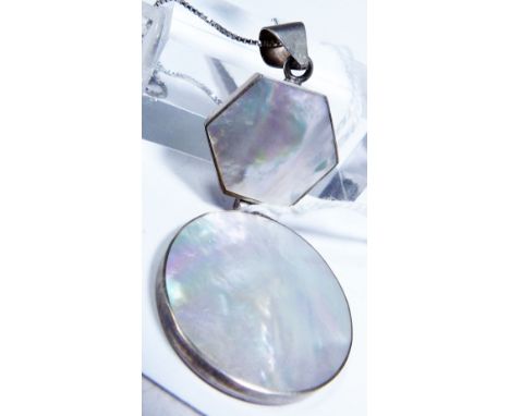 PENDANT AND CHAIN. Mother of pearl set silver pendant and chain
