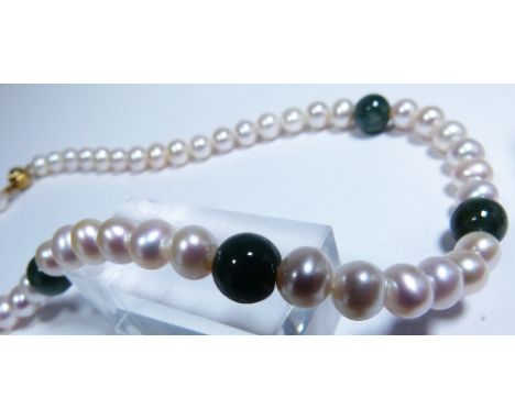 PEARL NECKLACE. Pearl and jade necklace with 9ct gold clasp