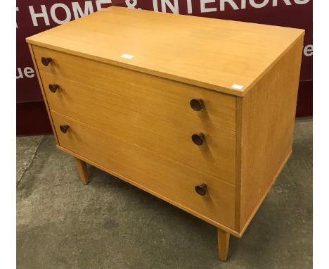 An Avalon light oak chest of drawers 