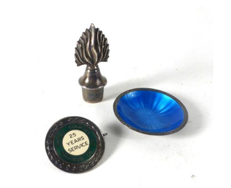 A silver and enamel decorated medallion 'United Counties Omnibus Co. Ltd.-25 Years Service', Birmingham 1962, d. 4 cm, togeth