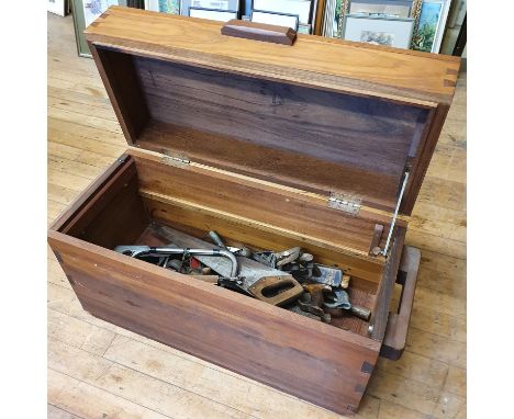 A carpenter's tool chest, with assorted tools, 96 cm wide 